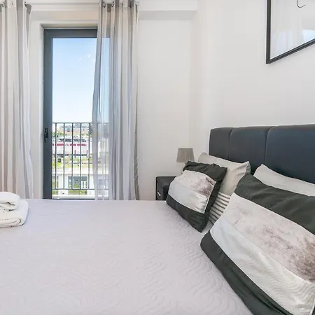 Modern Flat By Marina And Old Town Lejlighed